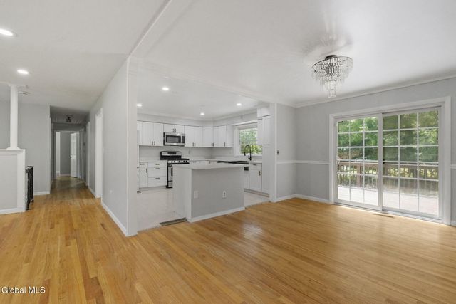 859 Hereford Way, Niskayuna, NY 12309