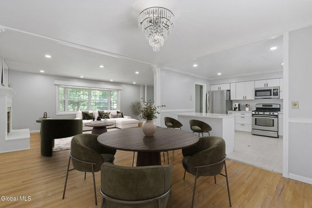 859 Hereford Way, Niskayuna, NY 12309