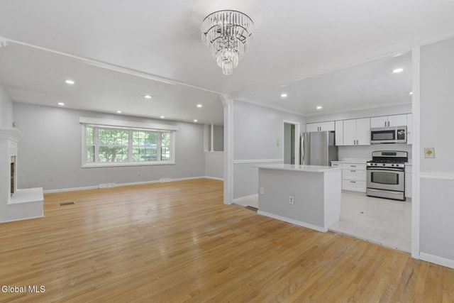 859 Hereford Way, Niskayuna, NY 12309