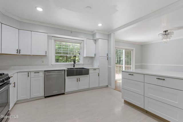 859 Hereford Way, Niskayuna, NY 12309