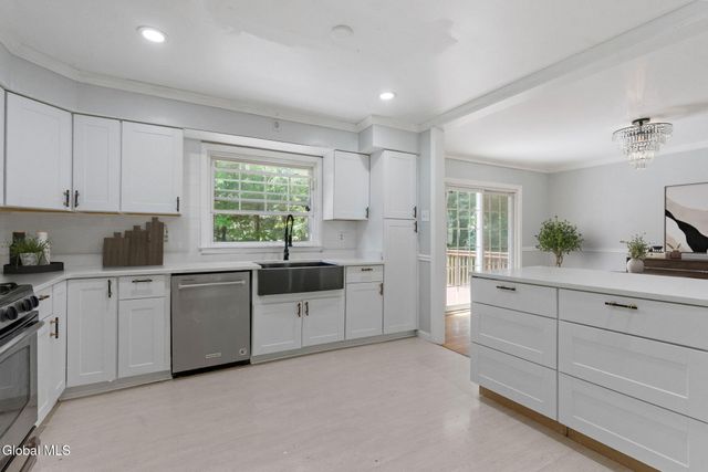 859 Hereford Way, Niskayuna, NY 12309