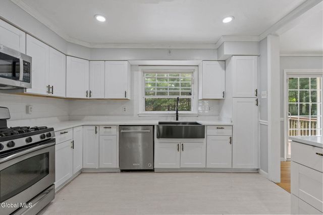 859 Hereford Way, Niskayuna, NY 12309