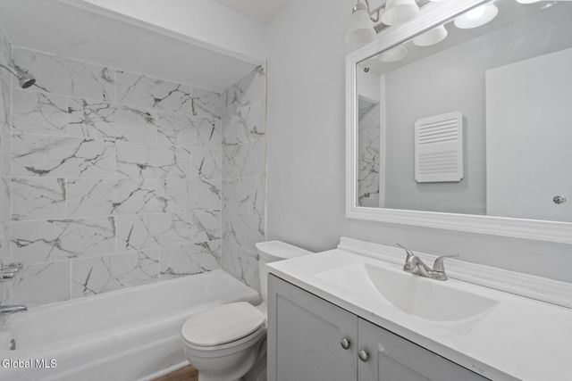 859 Hereford Way, Niskayuna, NY 12309