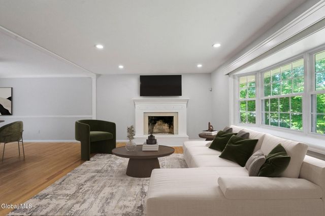 859 Hereford Way, Niskayuna, NY 12309