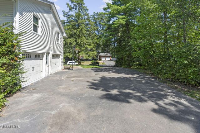 859 Hereford Way, Niskayuna, NY 12309