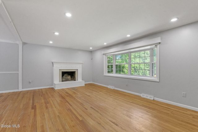 859 Hereford Way, Niskayuna, NY 12309