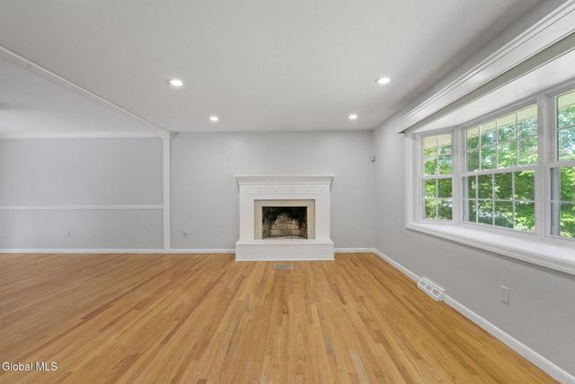 859 Hereford Way, Niskayuna, NY 12309