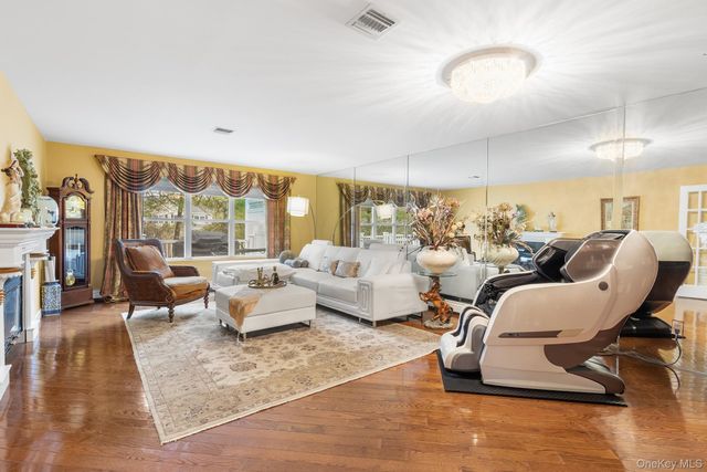 1 Northridge Circle, Huntington, NY 11743