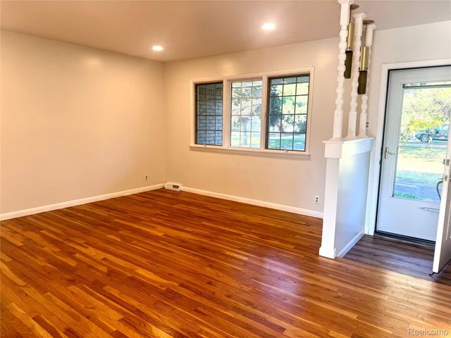 5260 Daniels Drive, Troy, MI 48098