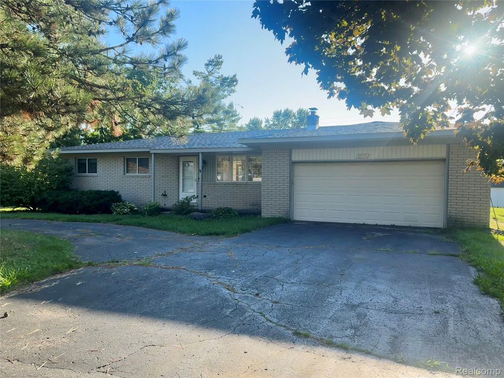 5260 Daniels Drive, Troy, MI 48098