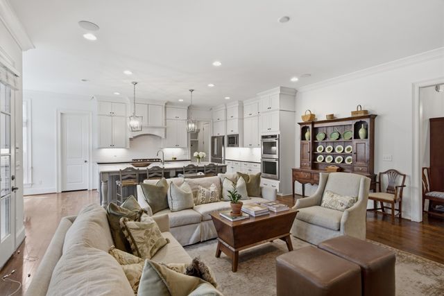 704A Crescent Rd, Nashville, TN 37205