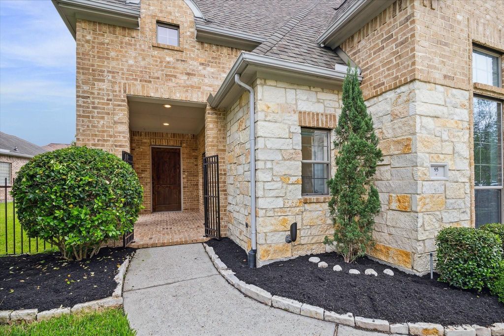 95 N Mews Wood Court, The Woodlands, TX 77381
