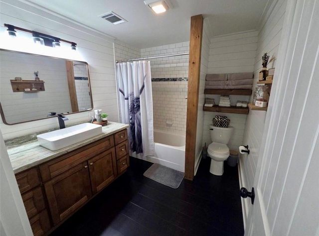 333 Edgewood, Onalaska, TX 77360