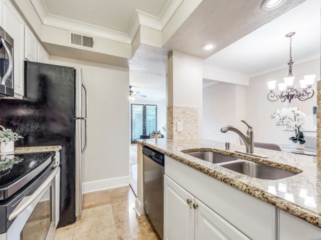 5936 Sandhurst Lane 112, Dallas, TX 75206