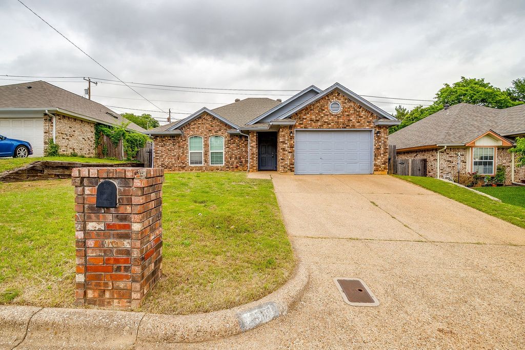 7501 Little Rock Lane, Fort Worth, TX 76120