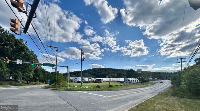 1550 ROBINHOOD DR, Etters, PA 17319