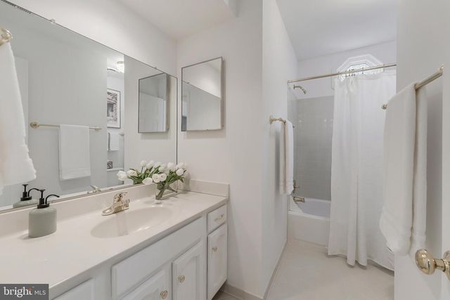 10332 DUNN MEADOW RD, Vienna, VA 22182