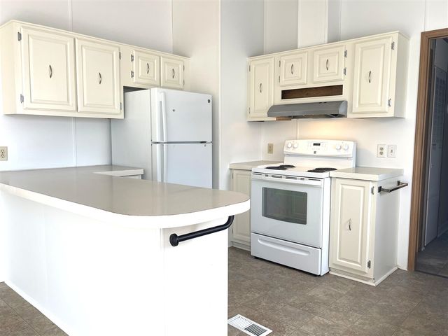 229 Cadgewith, Lansing, MI 48906