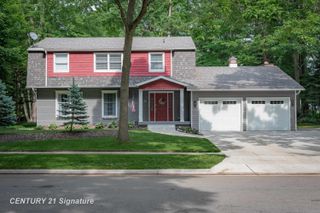 5712 Woodbridge Lane, Midland, MI 48640