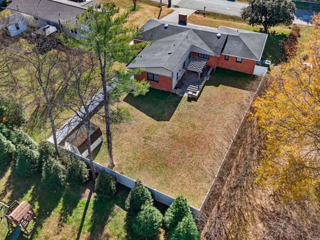 1105 Bagley Dr, Fayetteville, TN 37334