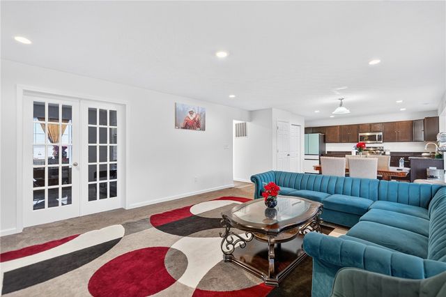 555 Gardenia Dr, Rostraver, PA 15012