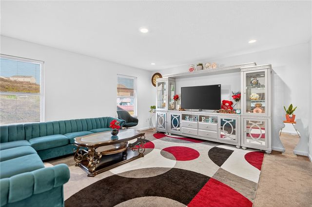 555 Gardenia Dr, Rostraver, PA 15012