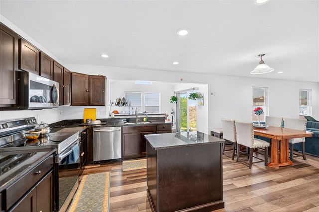 555 Gardenia Dr, Rostraver, PA 15012