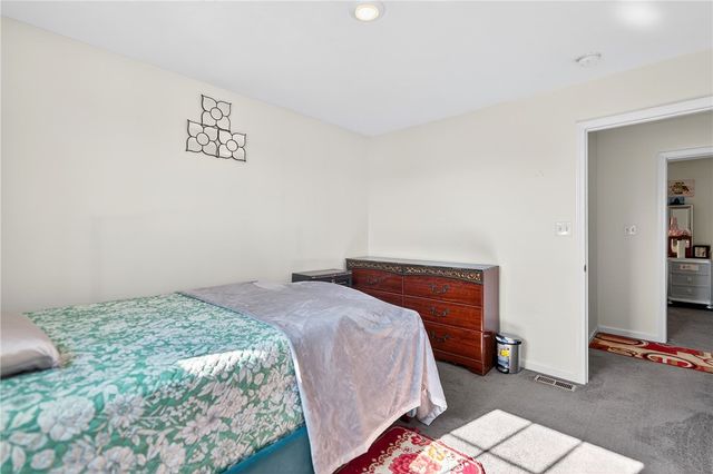 555 Gardenia Dr, Rostraver, PA 15012