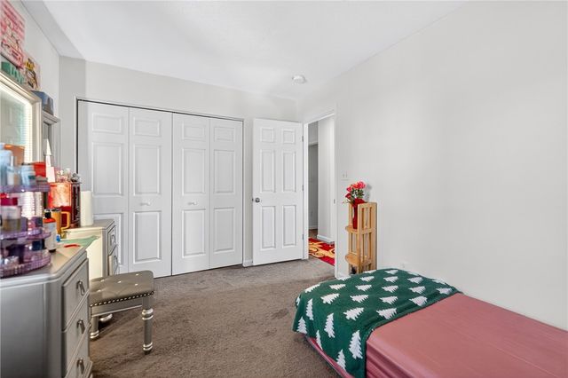 555 Gardenia Dr, Rostraver, PA 15012