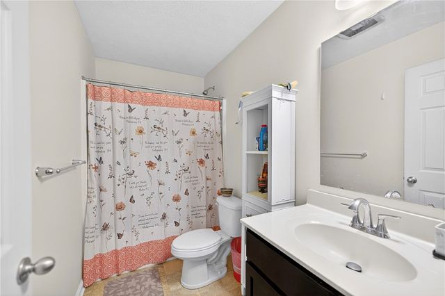 555 Gardenia Dr, Rostraver, PA 15012