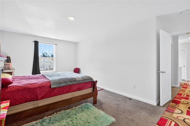 555 Gardenia Dr, Rostraver, PA 15012