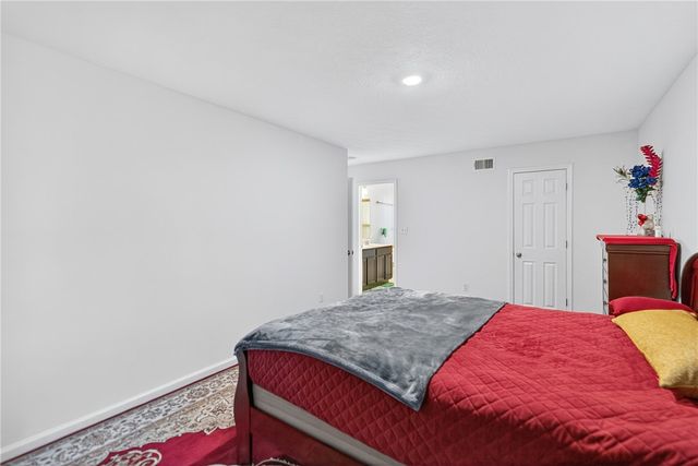 555 Gardenia Dr, Rostraver, PA 15012