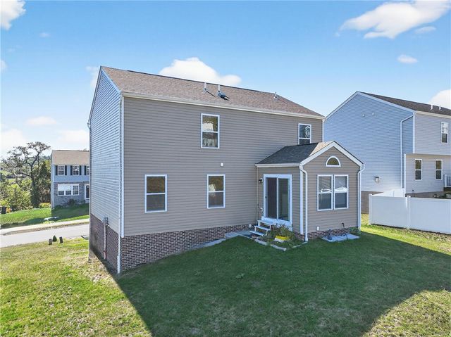 555 Gardenia Dr, Rostraver, PA 15012