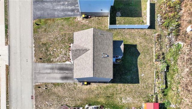 555 Gardenia Dr, Rostraver, PA 15012