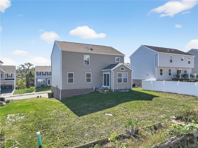 555 Gardenia Dr, Rostraver, PA 15012