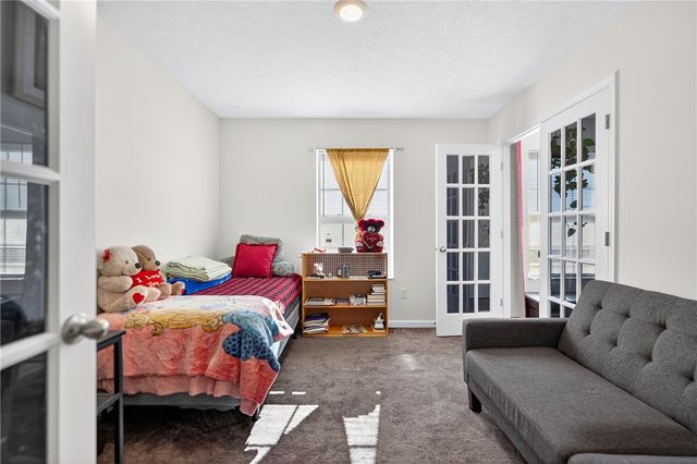 555 Gardenia Dr, Rostraver, PA 15012