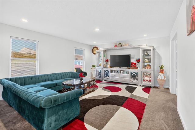 555 Gardenia Dr, Rostraver, PA 15012