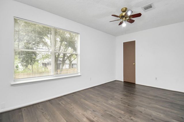 1111 W Brompton Drive, Pearland, TX 77584