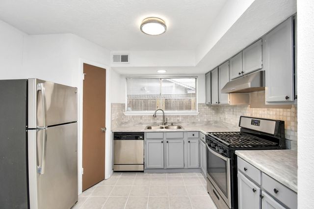 1111 W Brompton Drive, Pearland, TX 77584