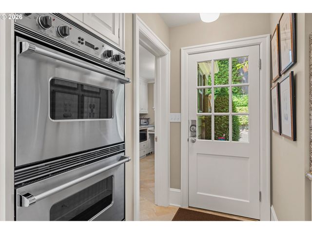 2836 Nw CUMBERLAND Rd, Portland, OR 97210