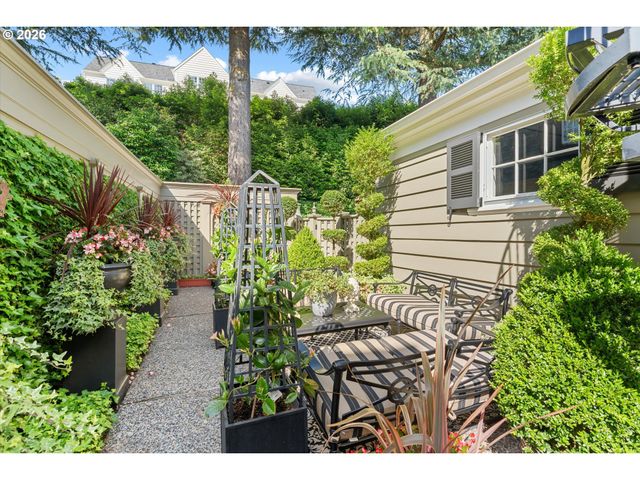 2836 Nw CUMBERLAND Rd, Portland, OR 97210