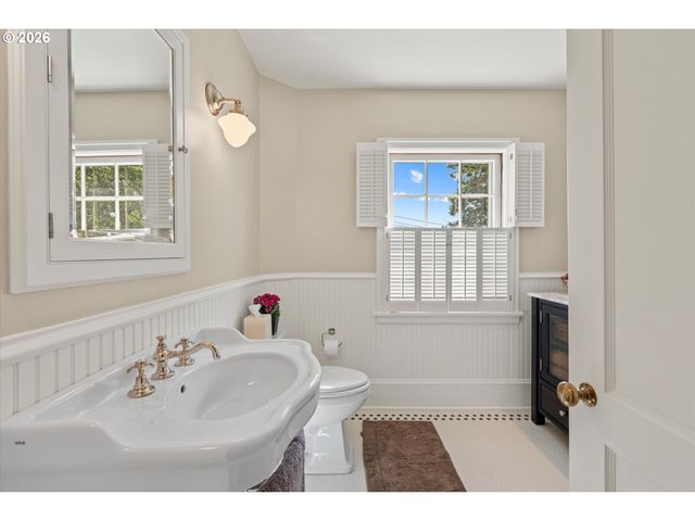 2836 Nw CUMBERLAND Rd, Portland, OR 97210
