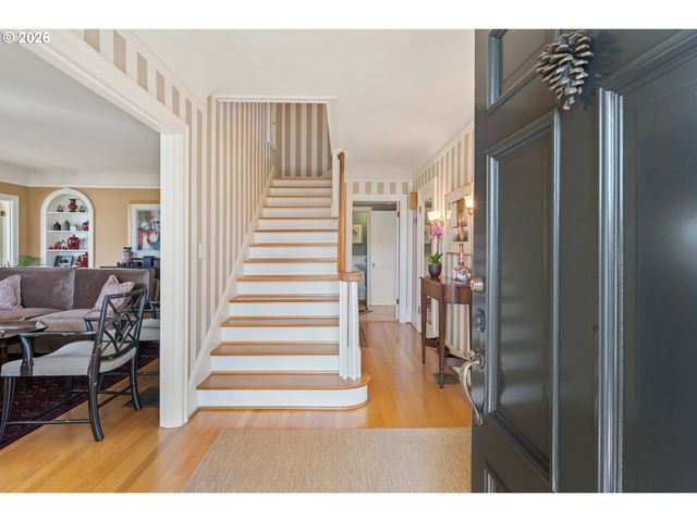 2836 Nw CUMBERLAND Rd, Portland, OR 97210