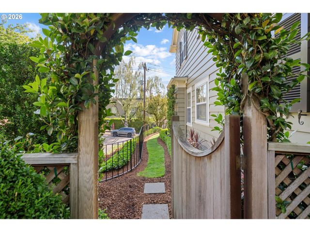 2836 Nw CUMBERLAND Rd, Portland, OR 97210