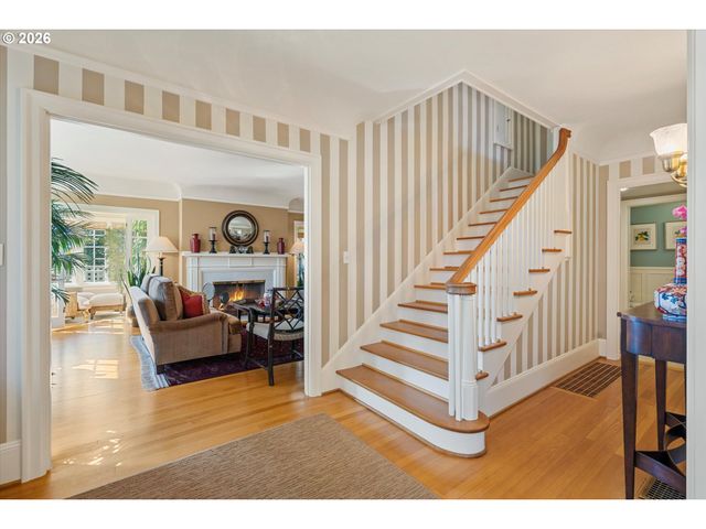 2836 Nw CUMBERLAND Rd, Portland, OR 97210