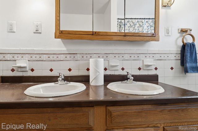 5834 Wayne Road, Romulus, MI 48174