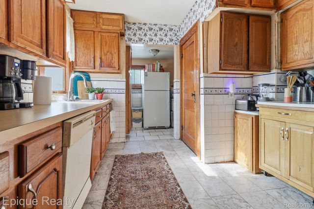 5834 Wayne Road, Romulus, MI 48174