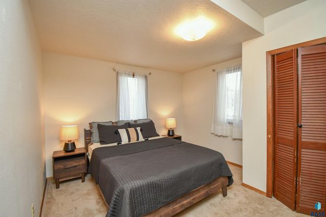 103 W 26th St Street, Sioux Falls, SD 57105