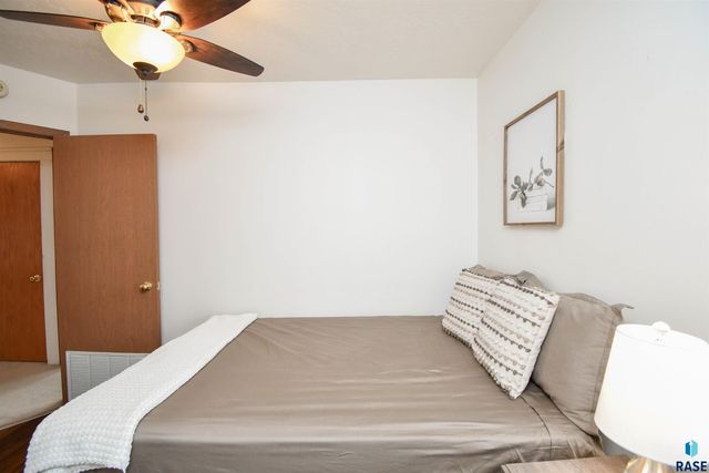 103 W 26th St Street, Sioux Falls, SD 57105