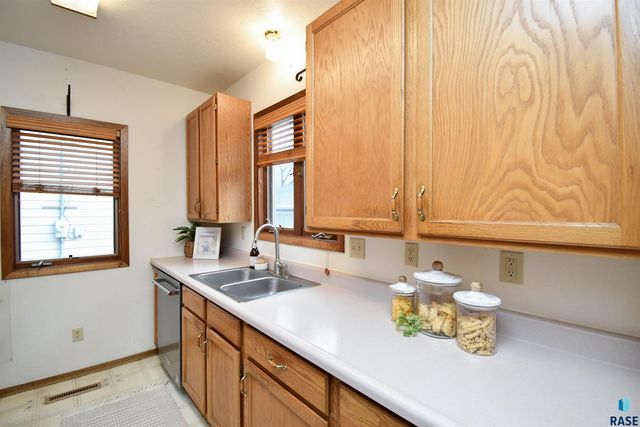 103 W 26th St Street, Sioux Falls, SD 57105